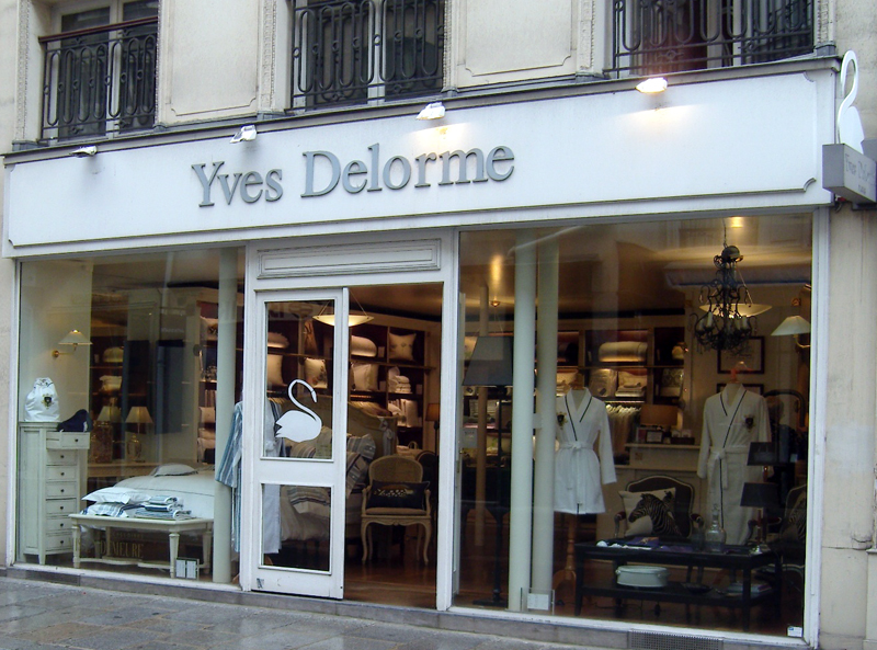 Store front and window at Yves Delorme in Paris. Photo by alphacityguides.