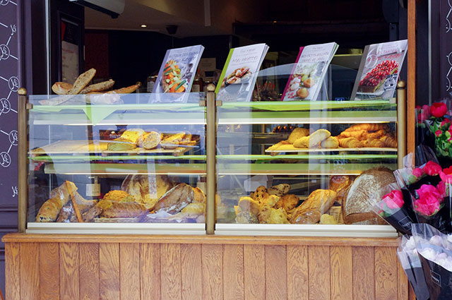 Eric Kayser bread counter in Paris. Photo by alphacityguides.