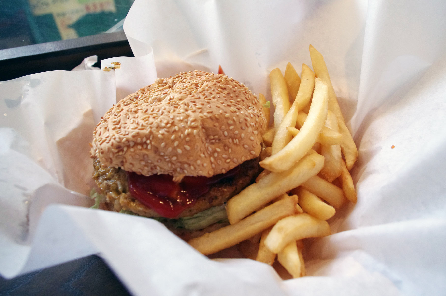 Burger and fries at Shake em Buns in Hong Kong. Photo by alphacityguides.