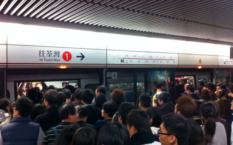 Crowded Hong Kong subway platform. Photo by alphacityguides.
