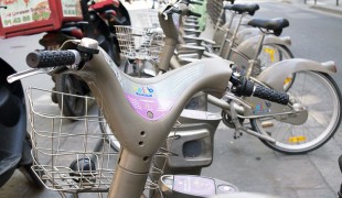 Vélib bikes in Paris. Photo by alphacityguides.