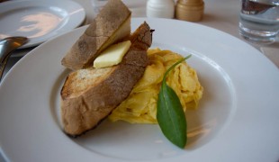 Scrambled eggs at Bills in Tokyo. Photo by alphacityguides.