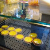 Display of egg tart at Tai Cheong Bakery in Hong Kong. Photo by alphacityguides.